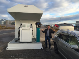 Först ut att tanka på Colabitoils HVO-Diesel tankstation i Norrsundet var vd Jan Nordlöf